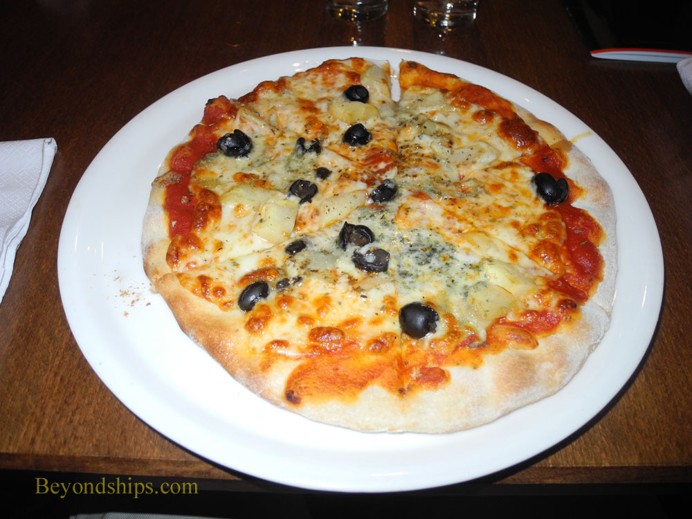 Gourmet pizza on Queen Mary 2