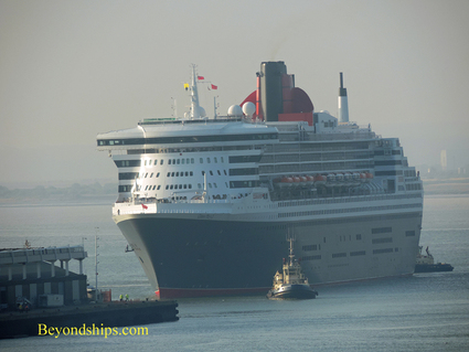 Picture Queen Mary 2 docking in Southampton