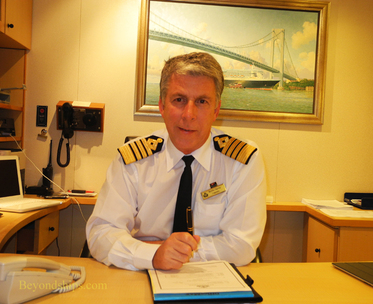 Picture Captain Kevin Oprey of Queen Mary 2