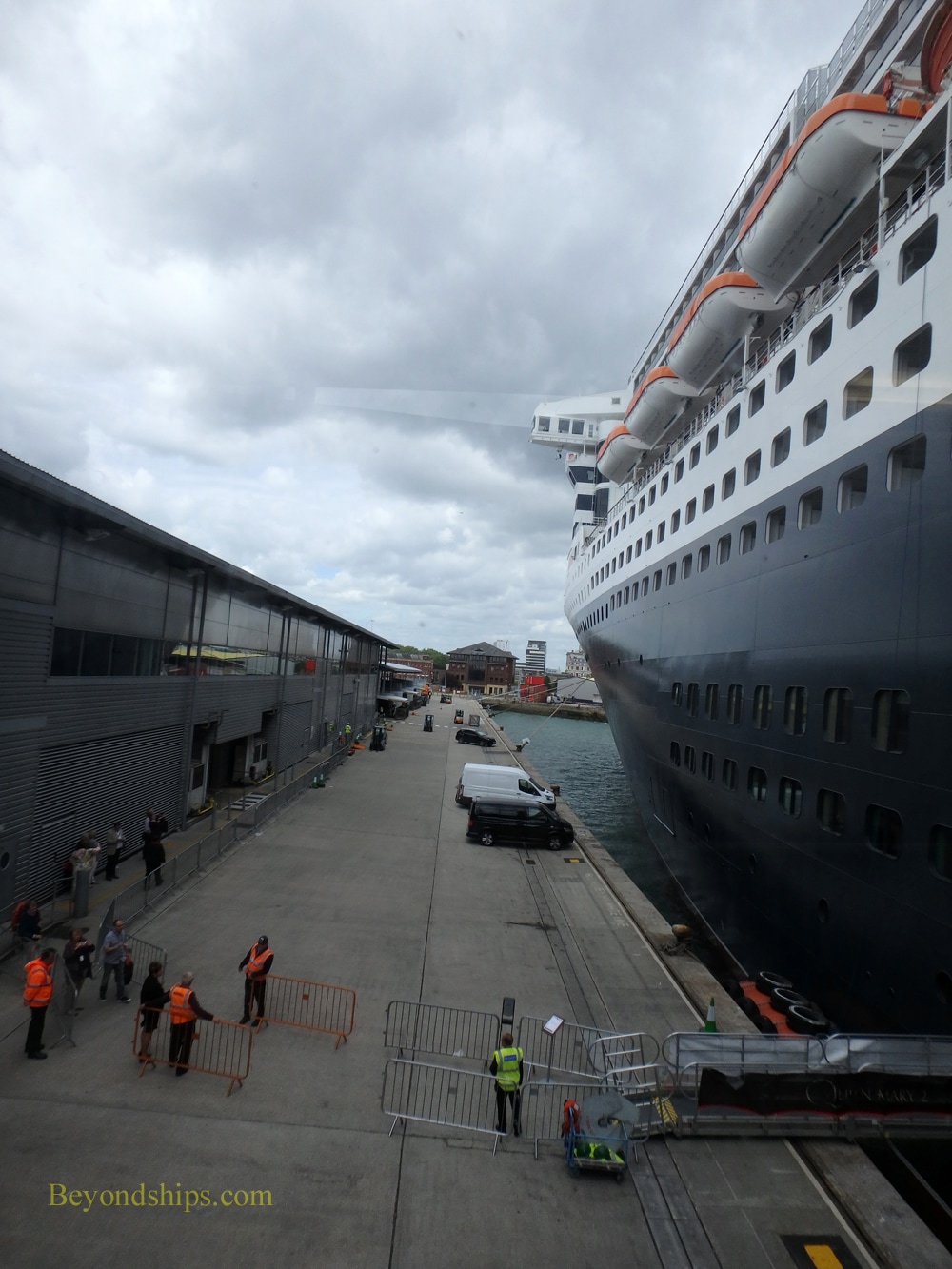 Queen Mary 2 preparing to sail